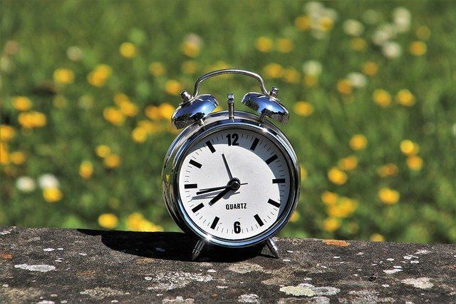 Clock face reminding readers that daylight saving time ends